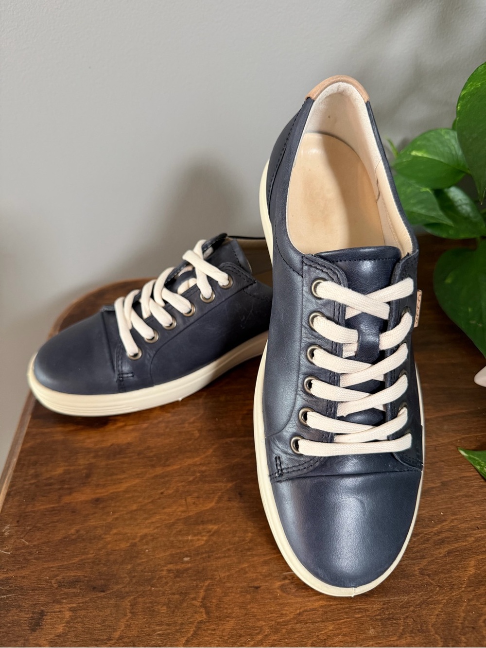 Ecco Navy Leather Lace-Up Women's Sneakers with Cream Laces. 8.5